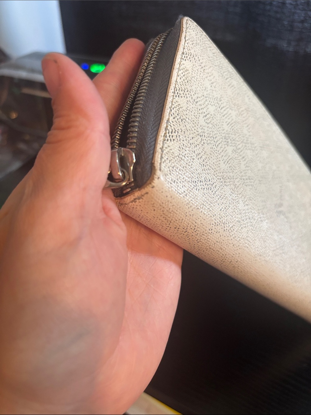 Goyard Matignon Chevron Leather Zip Around wallet white and gray - Picture 17 of 17